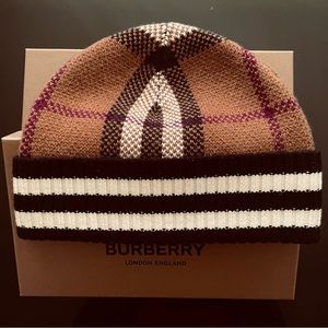 Burberry's cashmere-blend unisex beanie.